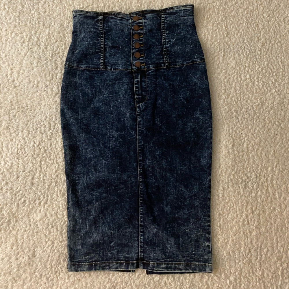 Adorable acid wash - high waisted jean skirt!